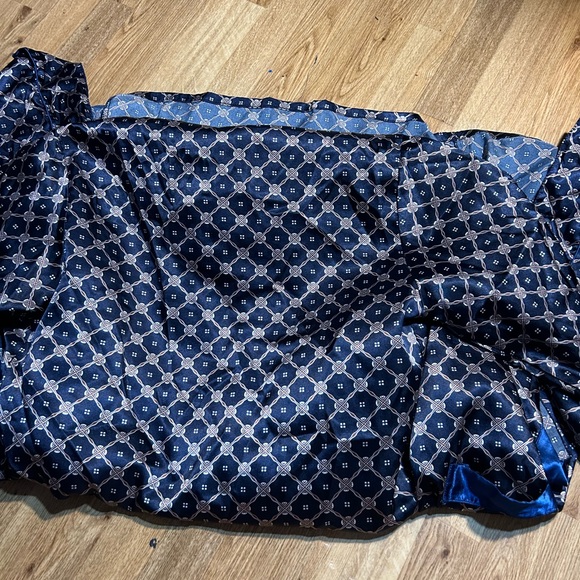 Silky Robe - Picture 3 of 4